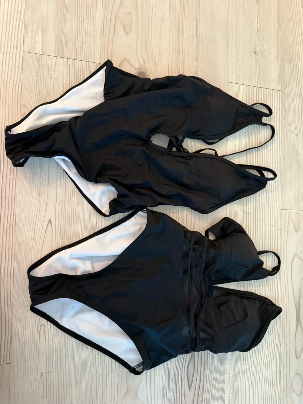 Bag of bikinis & swimsuits - Picture 6 of 9